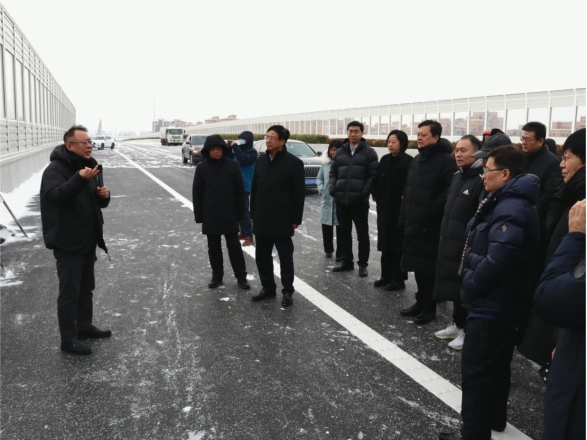 市人大常委会党组书记、主任王鲁明带领住青全国、省人大代表赴重庆高架路工程视察